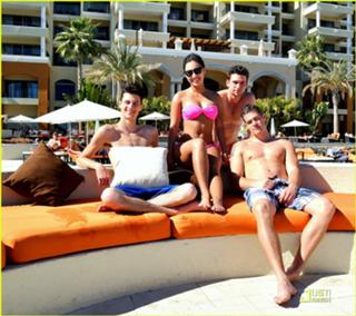 Francia Raisa feet photo thumbnail