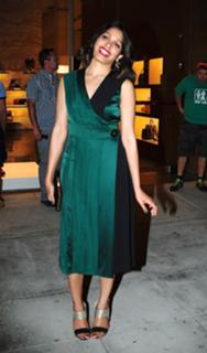 Freida Pinto feet photo thumbnail