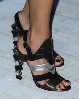Freida Pinto feet photo thumbnail