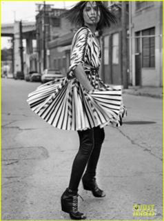 Freida Pinto feet photo thumbnail