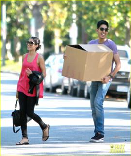 Freida Pinto feet photo thumbnail