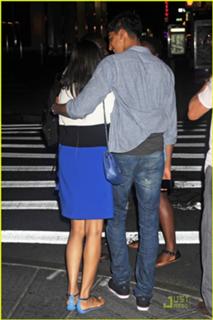 Freida Pinto feet photo thumbnail