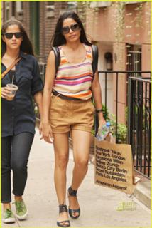 Freida Pinto feet photo thumbnail