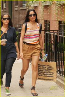 Freida Pinto feet photo thumbnail