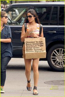 Freida Pinto feet photo thumbnail