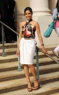Freida Pinto feet photo thumbnail