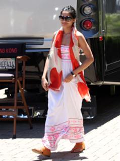 Freida Pinto feet photo thumbnail