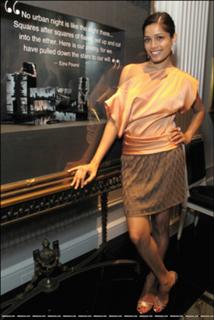 Freida Pinto feet photo thumbnail