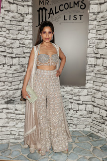 Freida Pinto feet photo thumbnail