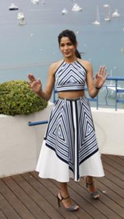 Freida Pinto feet photo thumbnail
