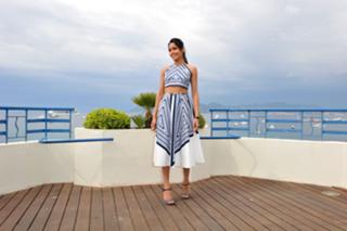Freida Pinto feet photo thumbnail