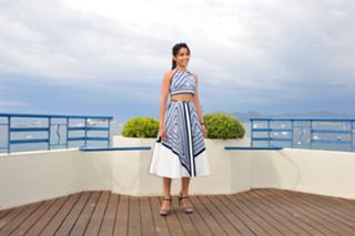 Freida Pinto feet photo thumbnail