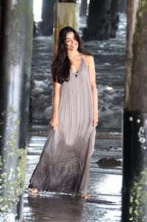 Freida Pinto feet photo thumbnail