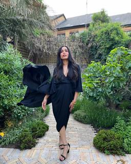 Freida Pinto feet photo thumbnail