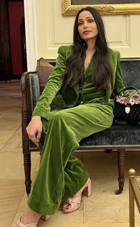 Freida Pinto feet photo thumbnail