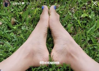 Freida Pinto feet photo thumbnail