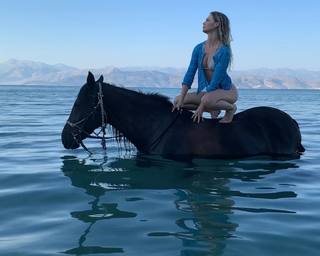 Freya Allan feet photo thumbnail