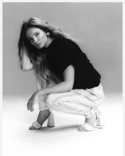 Freya Allan feet photo thumbnail