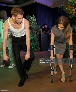 Freya Allan feet photo thumbnail