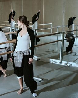 Freya Allan feet photo thumbnail