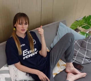 Freya Nightingale feet photo thumbnail