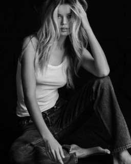 Frida Aasen feet photo thumbnail