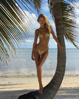 Frida Aasen feet photo thumbnail