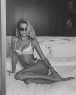 Frida Aasen feet photo thumbnail
