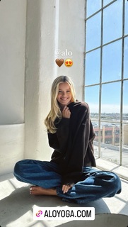 Frida Aasen feet photo thumbnail