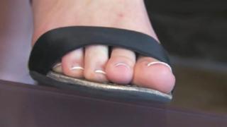 Frédérique Bel feet photo thumbnail