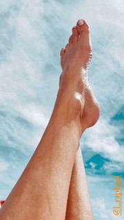 Frédérique Bel feet photo thumbnail