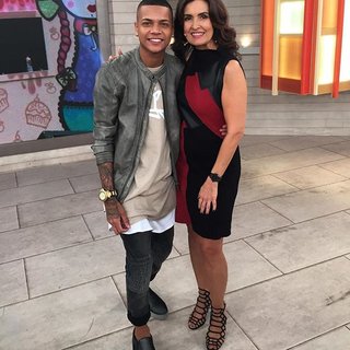 Fátima Bernardes feet photo thumbnail