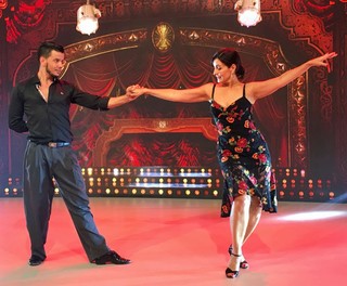 Fátima Bernardes feet photo thumbnail