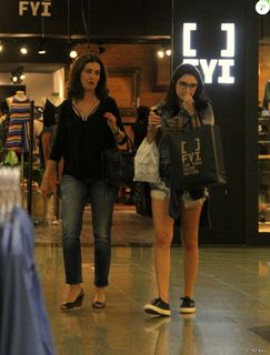 Fátima Bernardes feet photo thumbnail