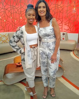 Fátima Bernardes feet photo thumbnail