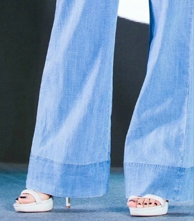 G.E.M. feet photo 1