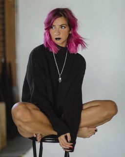Gabbie Hanna feet photo thumbnail