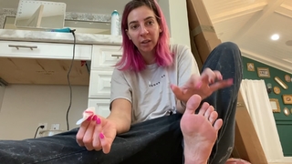 Gabbie Hanna feet photo thumbnail