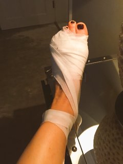 Gabby Logan feet photo thumbnail