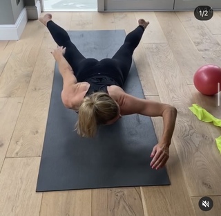 Gabby Logan feet photo thumbnail