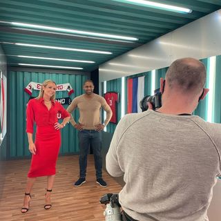 Gabby Logan feet photo thumbnail