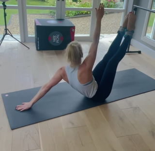 Gabby Logan feet photo thumbnail