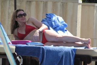 Gabby Logan feet photo thumbnail