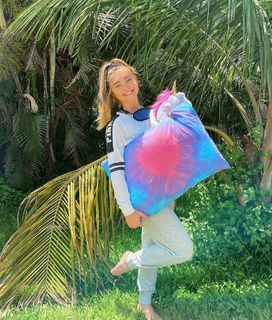 Gabby Murray feet photo thumbnail