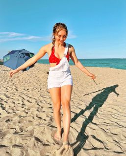 Gabby Murray feet photo thumbnail