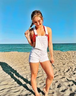 Gabby Murray feet photo thumbnail