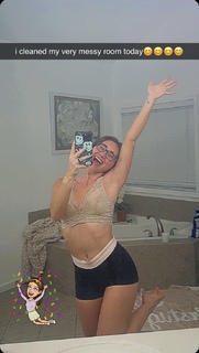 Gabby Murray feet photo thumbnail