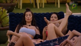 Gabi Martins feet photo thumbnail