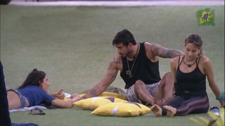 Gabi Martins feet photo thumbnail