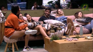 Gabi Martins feet photo thumbnail